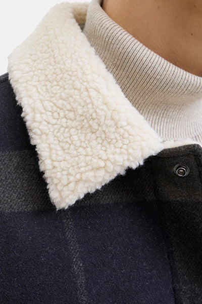 Veste à carreaux bleu par ORIGINALS BY JACK & JONES avec col en peau de mouton et fermeture à bouton-pression.