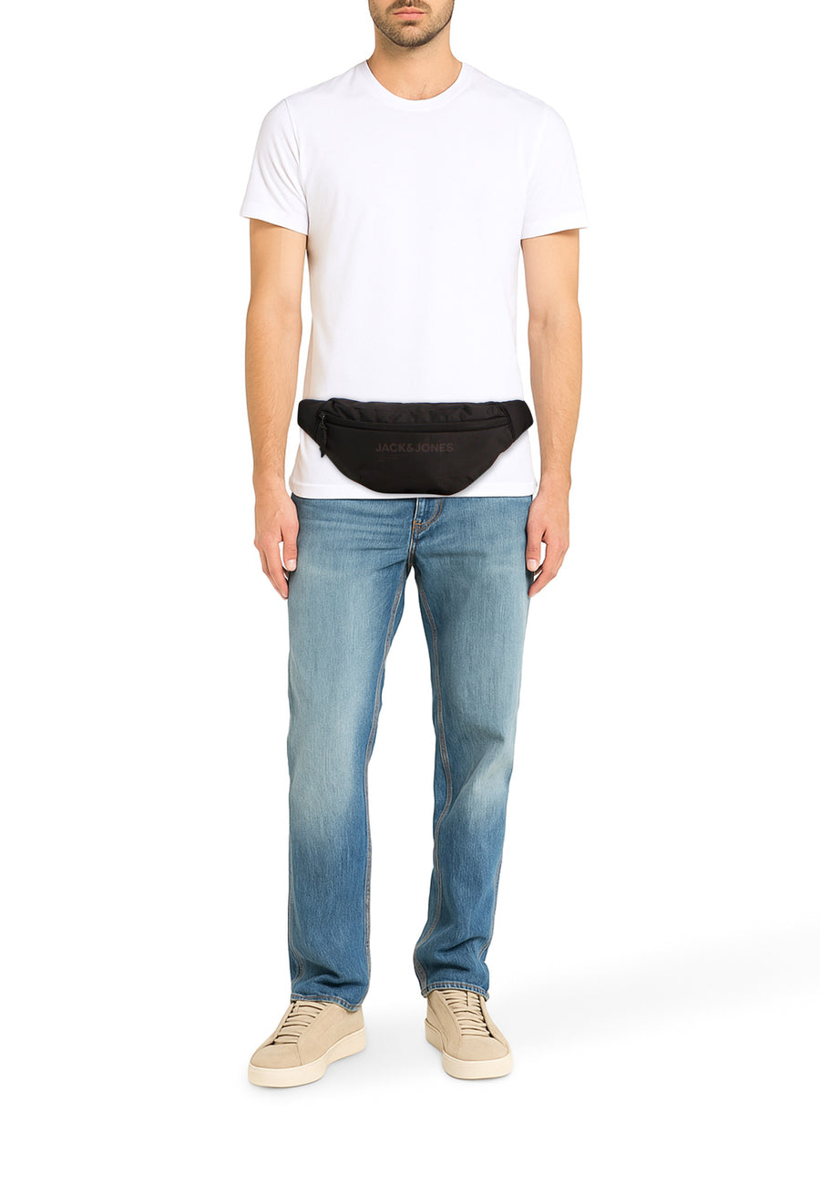 Zwarte schoudertas van ACCESSORIES BY JACK & JONES, gedragen met een wit T-shirt en een blauwe jeans.