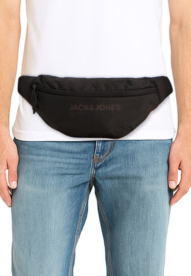 Zwarte heuptas van ACCESSORIES BY JACK & JONES, gedragen met een wit T-shirt en een lichtblauwe casual spijkerbroek.