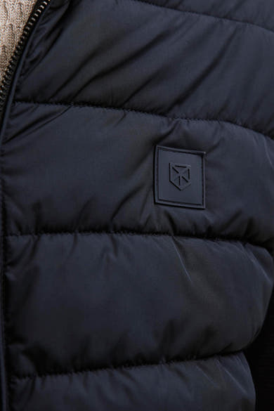 Blauwe jas van PREMIUM by JACK & JONES met doorgestikt patroon en discreet zwart embleem.