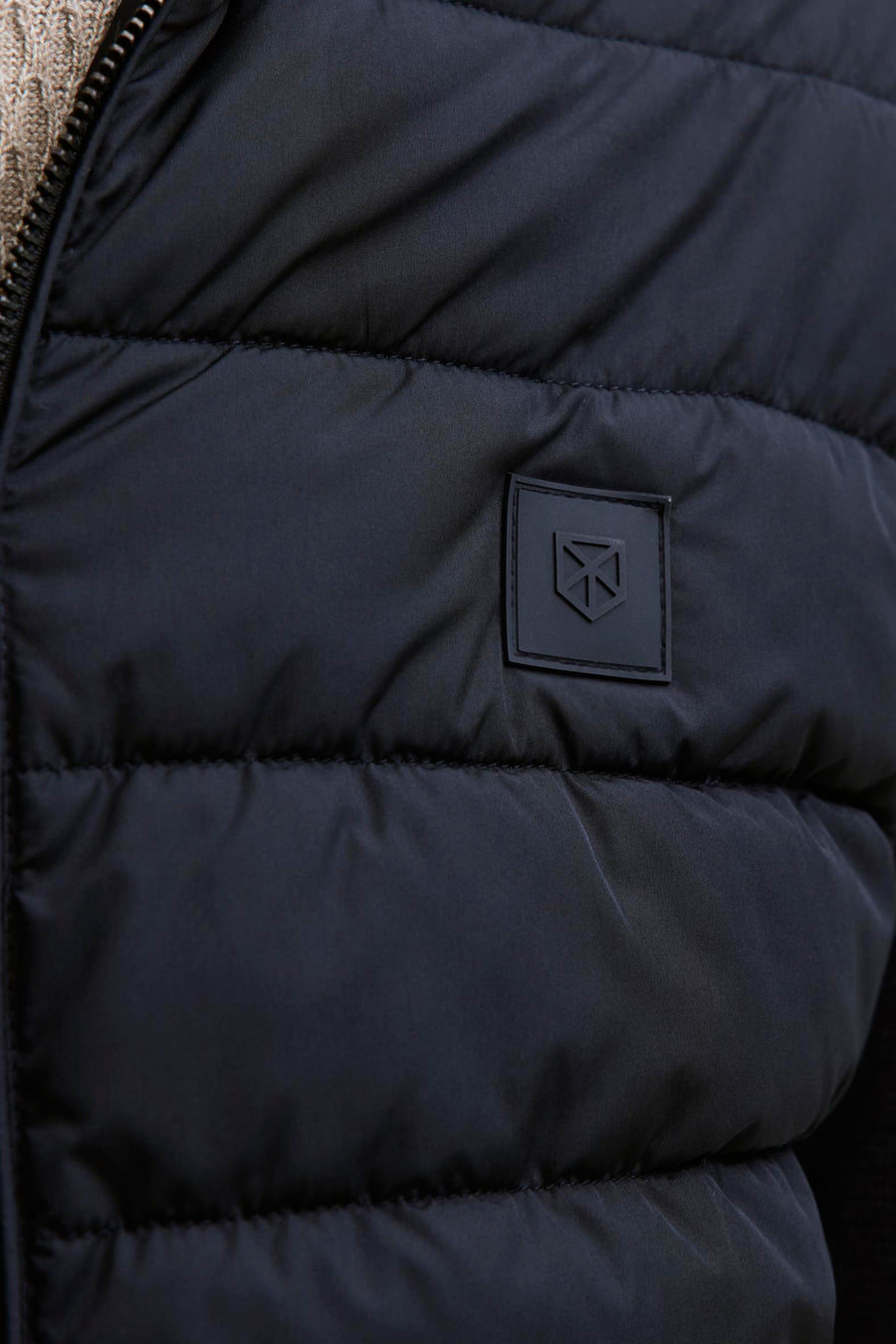 Blauwe jas van PREMIUM by JACK & JONES met doorgestikt patroon en discreet zwart embleem.