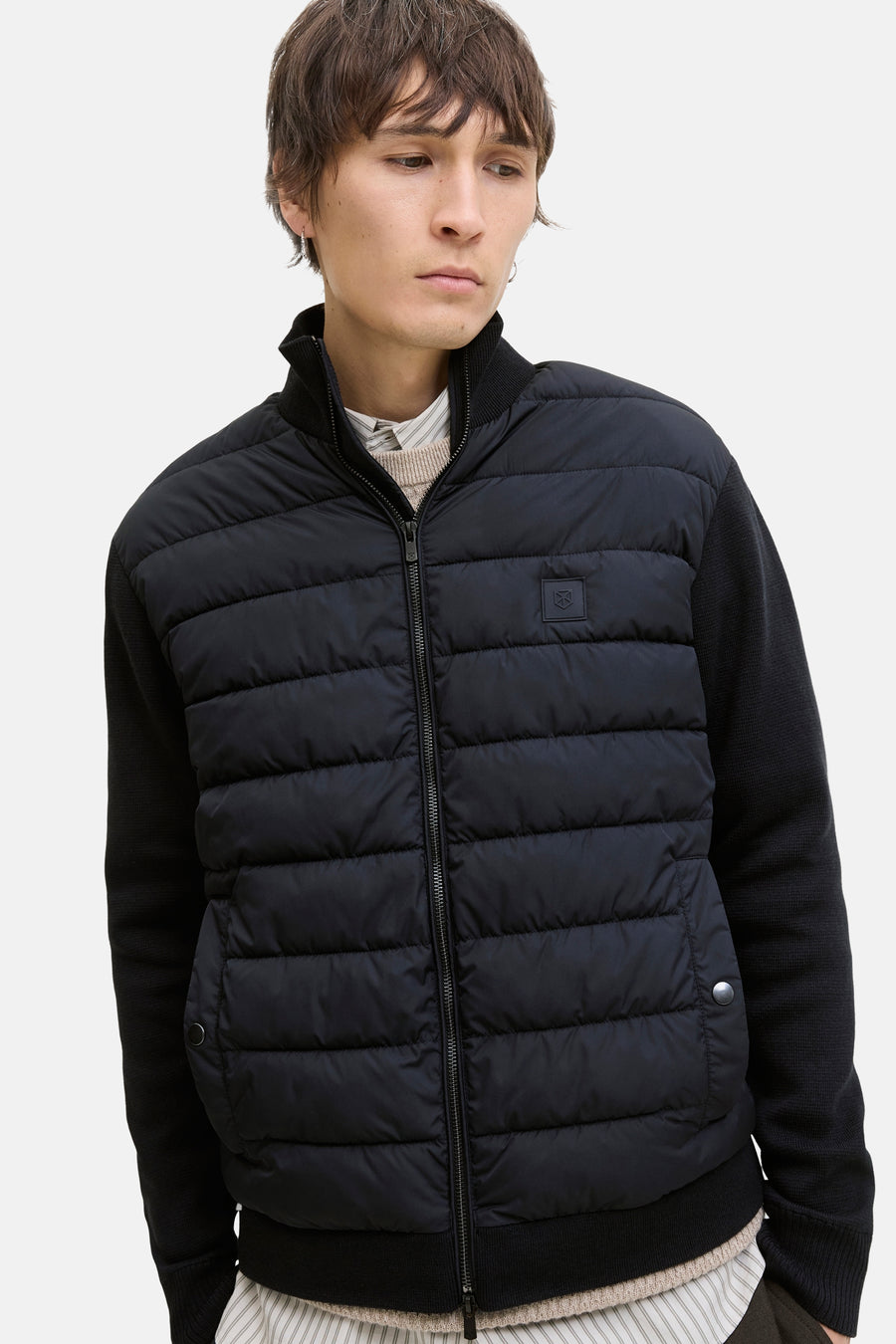 Marineblauwe jas van PREMIUM by JACK & JONES, met gebreide mouwen en ritssluiting middenvoor.