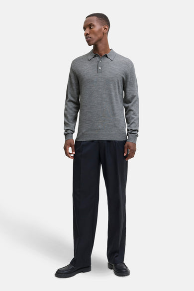 Grijze trui van PREMIUM by JACK & JONES, gedragen met een zwarte broek en loafers.