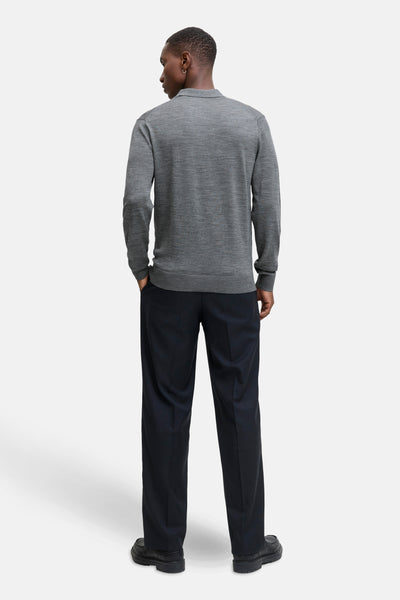 Grijs gemêleerde trui van PREMIUM by JACK & JONES, gedragen met een zwarte pantalon en leren schoenen.