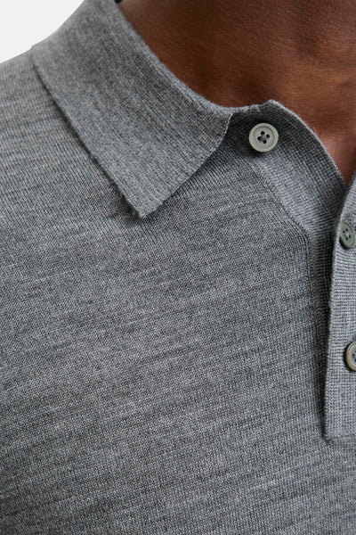Grijze gebreide trui van PREMIUM by JACK & JONES, knoop- en kraagdetails.