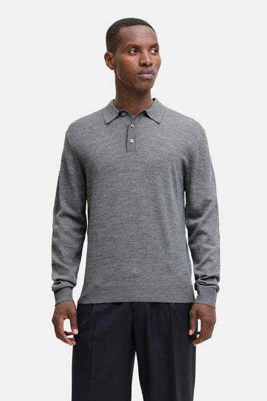 Grijze trui met fijne breinaald van PREMIUM by JACK & JONES, gedragen met een donkere broek.