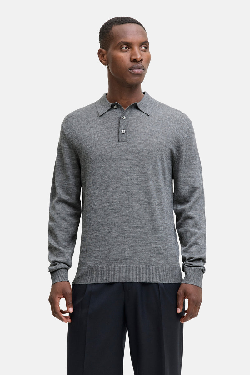 Grijze trui met fijne breinaald van PREMIUM by JACK & JONES, gedragen met een donkere broek.