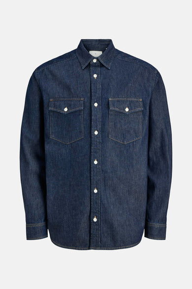 PREMIUM donkerblauwe spijkerblouse van JACK & JONES met borstzakken en een witte knoopsluiting.