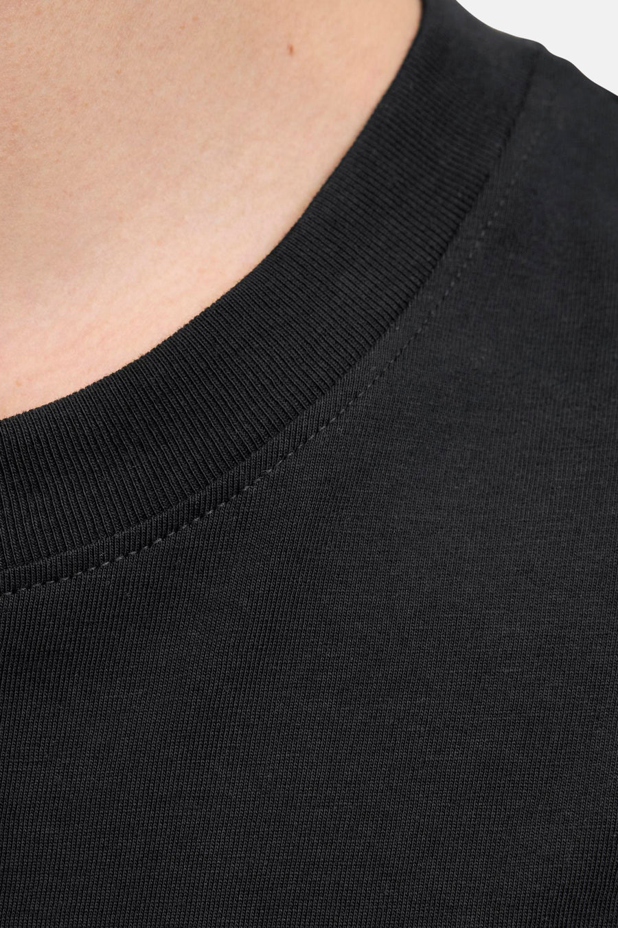 Zwart T-shirt met korte mouwen van JACK & JONES, geribbelde ronde hals en mesh-textuur.