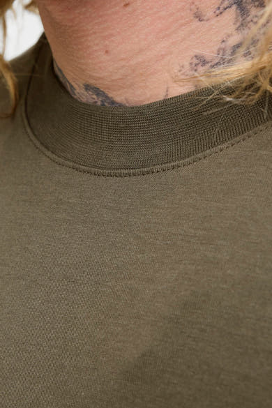 Groen T-shirt met korte mouwen van JACK & JONES, met geribbelde ronde hals en zichtbare tatoeage.
