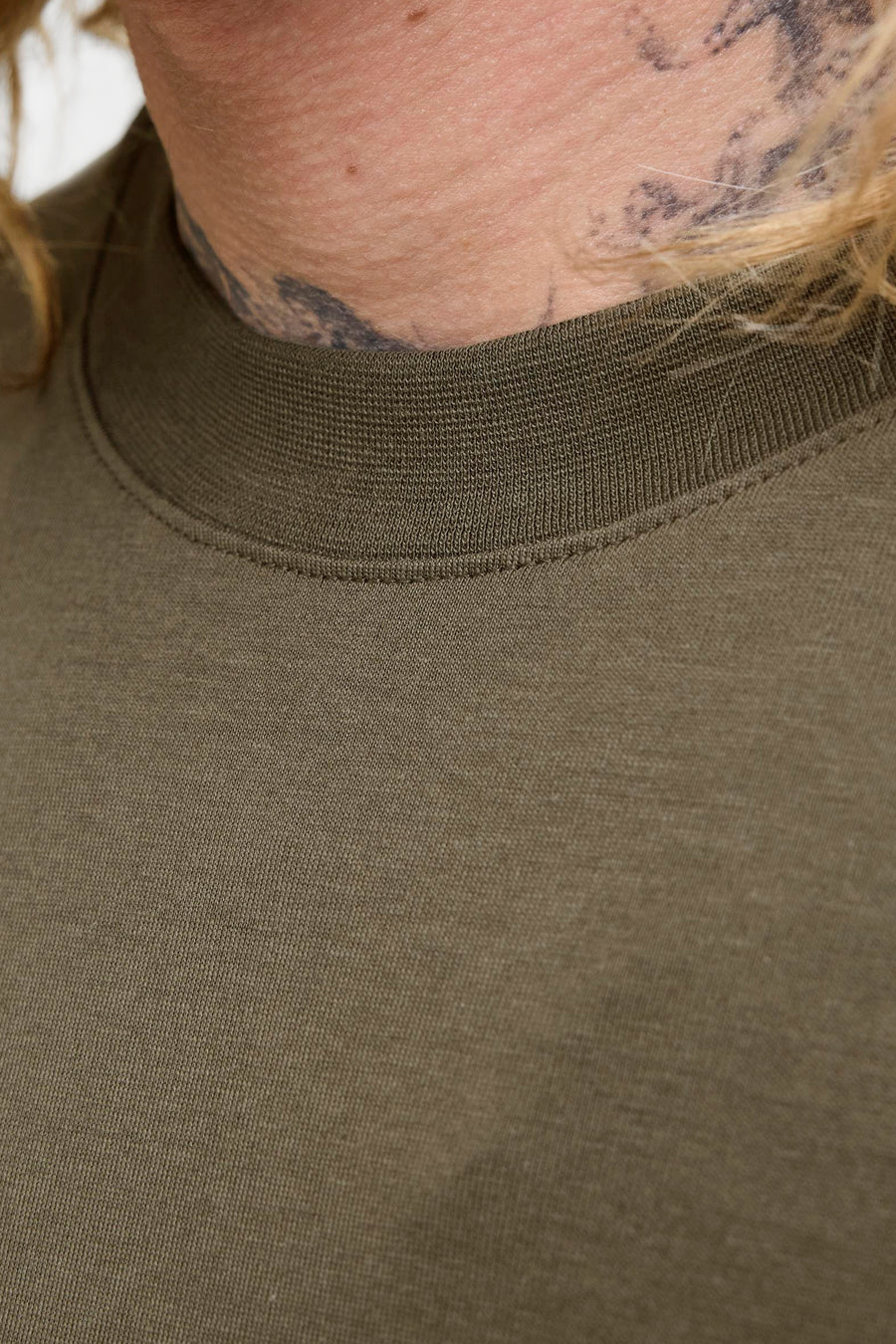 Groen T-shirt met korte mouwen van JACK & JONES, met geribbelde ronde hals en zichtbare tatoeage.