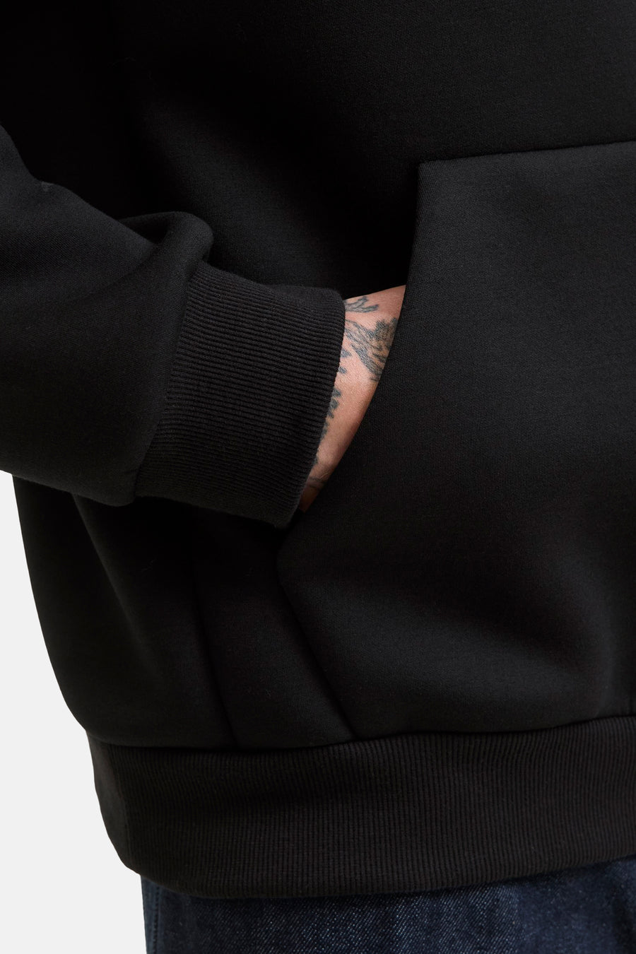 Zwarte hoodie van JACK & JONES, met een kangoeroezak en geribbelde details.