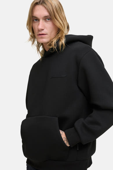 Zwarte hoodie van JACK & JONES, met kangoeroezak en discreet logo op de borst.