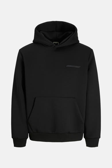 Zwarte hoodie van JACK & JONES CORE, met een kangoeroezak en een subtiele patch op de borst.