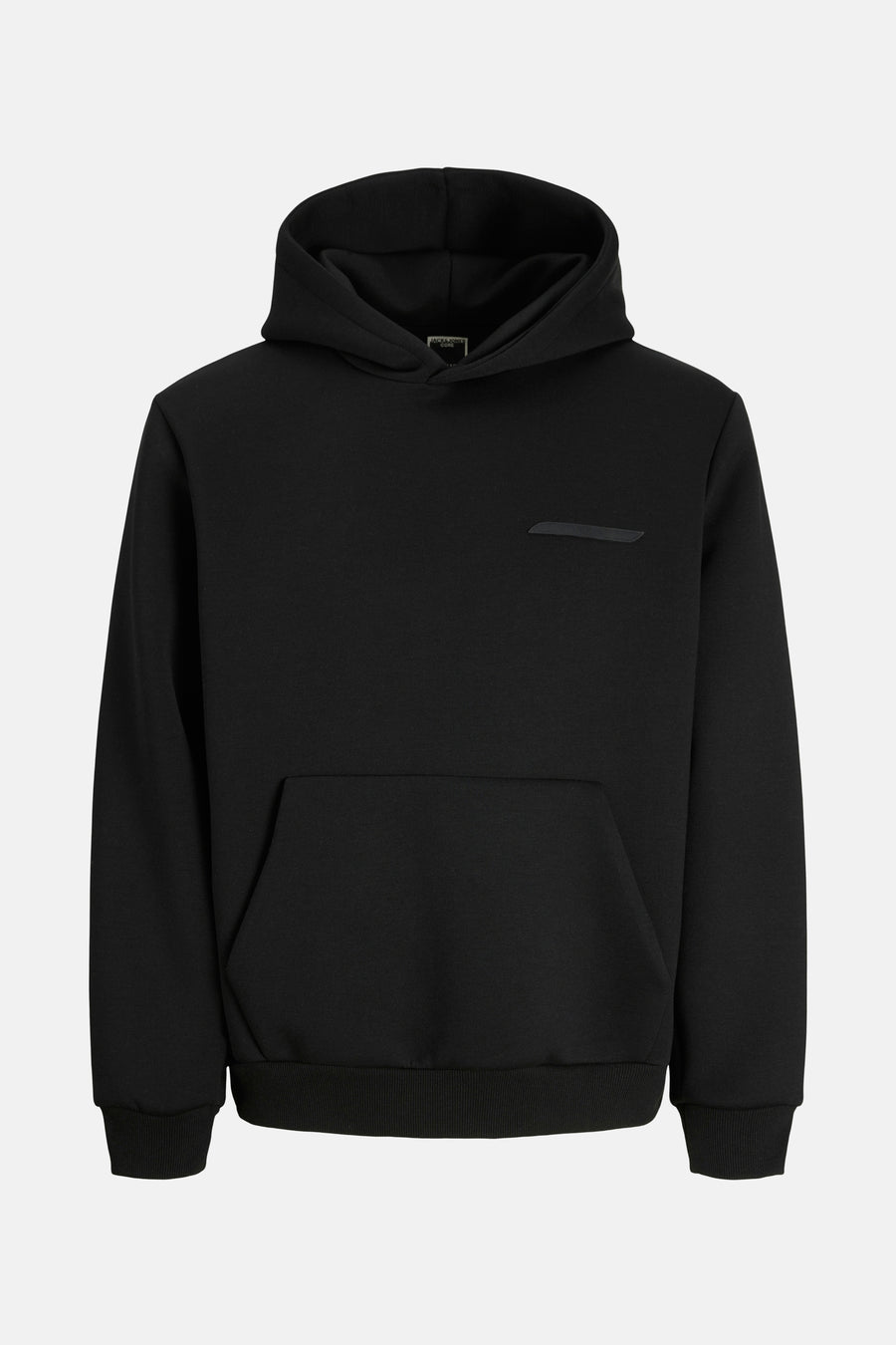 Zwarte hoodie van JACK & JONES CORE, met een kangoeroezak en een subtiele patch op de borst.