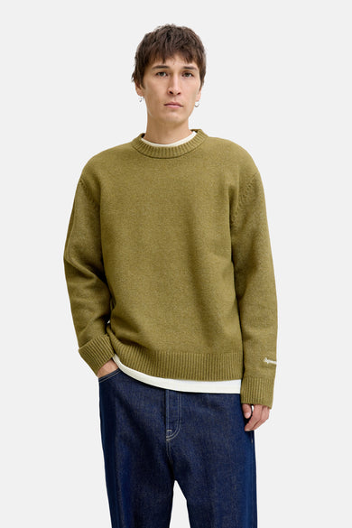 Groene trui met ronde hals van ORIGINALS BY JACK & JONES, gedragen met een wit T-shirt en een donkerblauwe jeans.