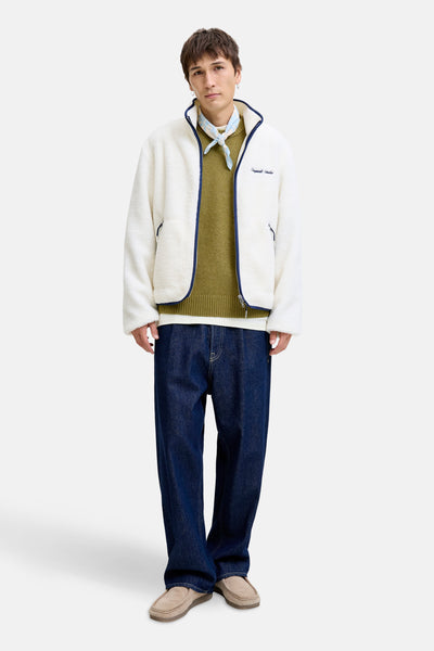 Groene trui met ronde hals van Originals by Jack & Jones, gedragen met een sjaal en een fleecetrui.
