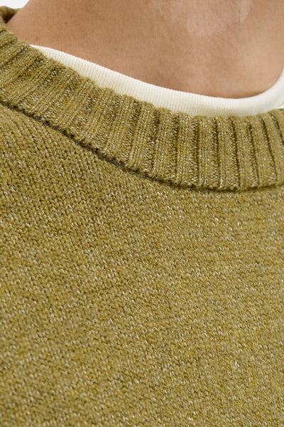Pull à col rond vert by ORIGINALS BY JACK & JONES, en maille texturée avec un t-shirt crème visible au col.

