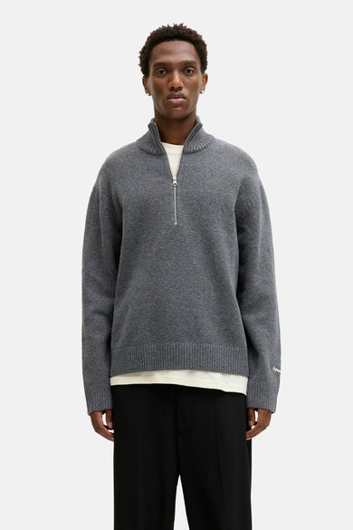 Pull col rond gris par ORIGINALS BY JACK & JONES avec fermeture éclair et porté avec un pantalon noir.