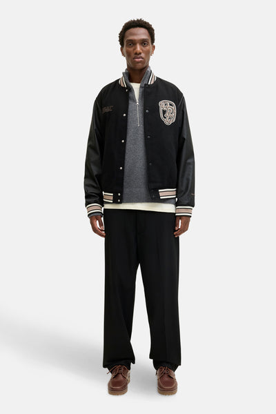 Pull à col rond gris de ORIGINALS BY JACK & JONES, porté avec un blouson aviateur et un pantalon noir.