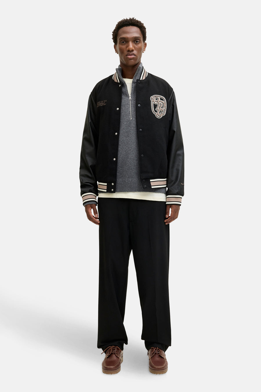 Pull à col rond gris de ORIGINALS BY JACK & JONES, porté avec un blouson aviateur et un pantalon noir.