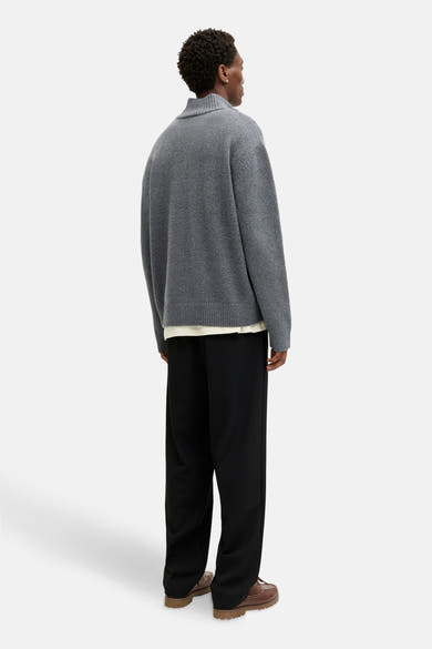 Pull à col rond gris de ORIGINALS BY JACK & JONES porté avec un pantalon noir ample et des chaussures bateau marron.