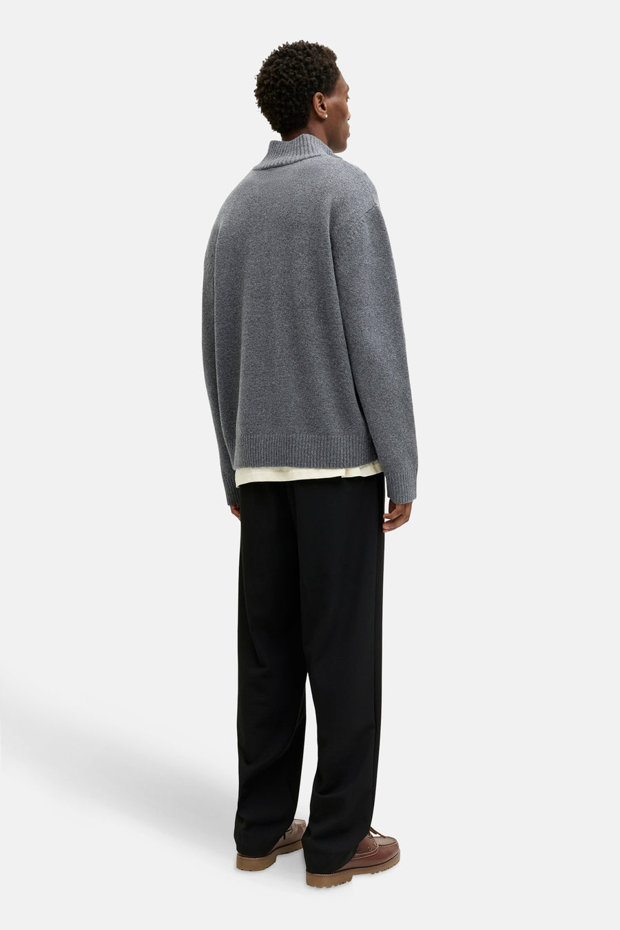 Pull à col rond gris de ORIGINALS BY JACK & JONES porté avec un pantalon noir ample et des chaussures bateau marron.