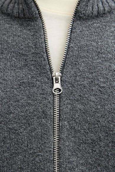 Pull à col rond gris par ORIGINALS BY JACK & JONES, avec fermeture éclair argentée sur un tissu texturé.
