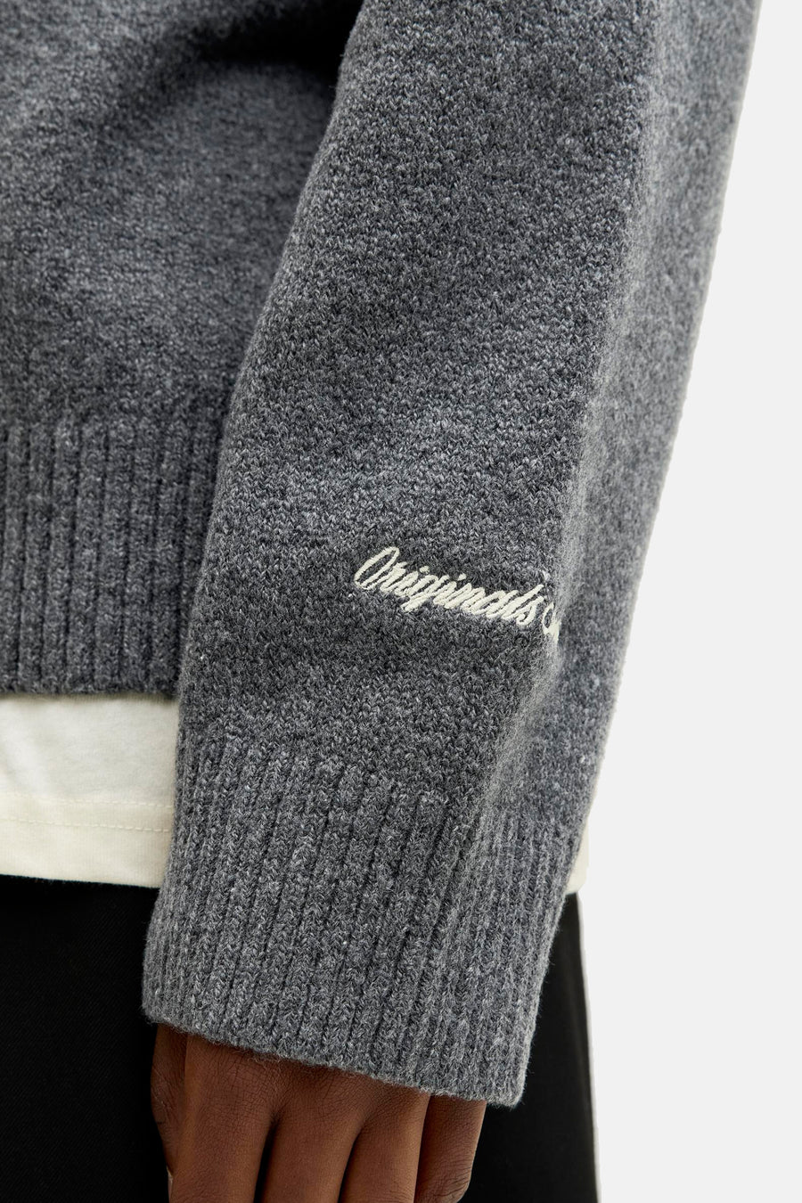 Pull gris à col rond par ORIGINALS BY JACK & JONES, avec inscription brodée sur la manche.