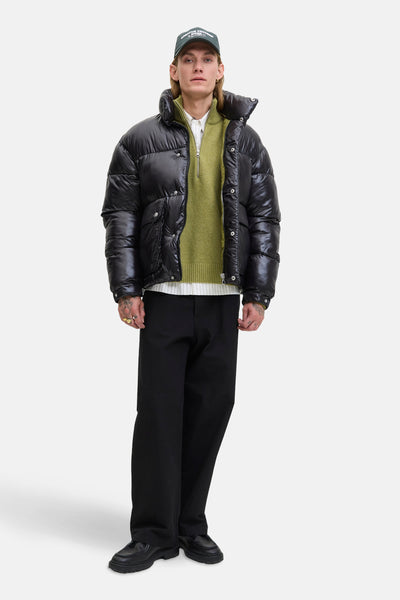 Groene trui met ronde hals, van ORIGINALS BY JACK & JONES, gedragen met een zwarte pufferjas en een zwarte broek.