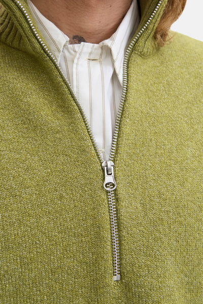 Pull vert à col rond de ORIGINALS BY JACK & JONES, avec fermeture éclair argentée et chemise rayée en dessous.