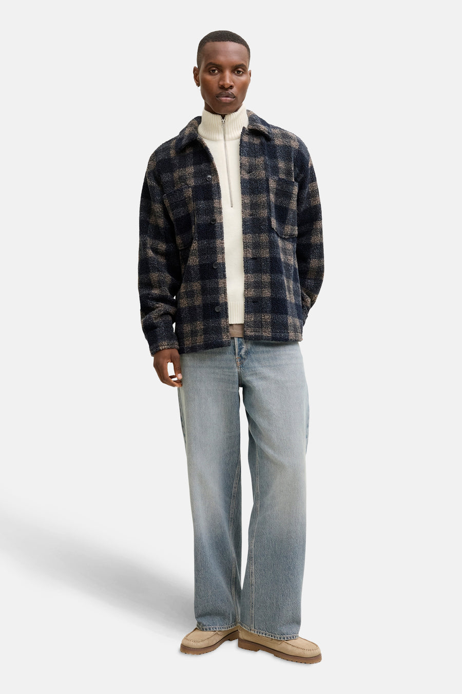 Ecru ronde hals trui van ORIGINALS BY JACK & JONES, gedragen met een geruit overhemd en een verbleekte jeans.