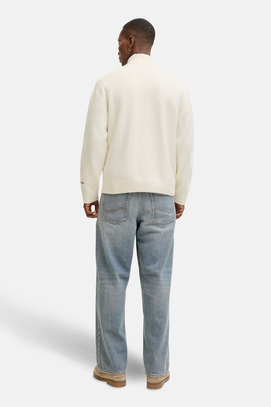 Trui met ronde hals in gebroken wit breisel van ORIGINALS BY JACK & JONES, gedragen met een verbleekte spijkerbroek en suède schoenen, achterzijde.