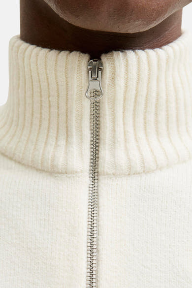 Ecru trui met opstaande kraag van ORIGINALS BY JACK & JONES, met zilverkleurige ritssluiting aan de voorkant.