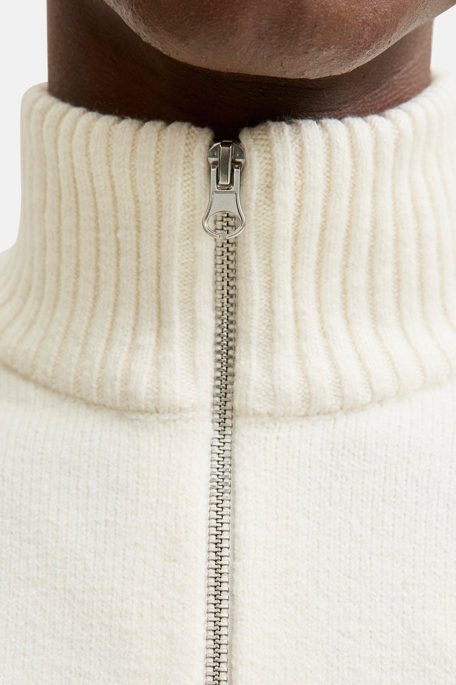 Ecru trui met opstaande kraag van ORIGINALS BY JACK & JONES, met zilverkleurige ritssluiting aan de voorkant.