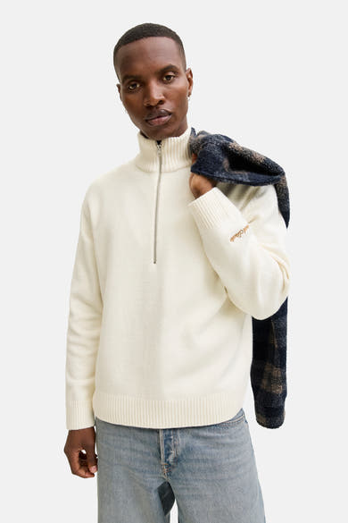 Ecru ronde hals trui van ORIGINALS BY JACK & JONES, met een ritssluiting aan de voorkant en een geruit kledingstuk op de schouder.