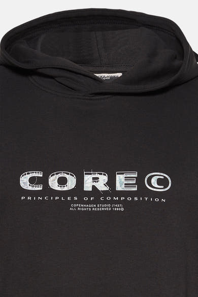Zwarte hoodie van JACK & JONES, met COREO grafische print op de voorkant.