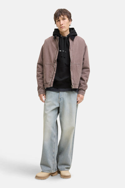 Zwarte hoodie van PREMIUM by JACK & JONES, gedragen met een jas en een wijde jeans.