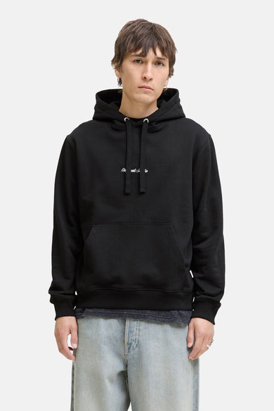Zwarte hoodie van PREMIUM by JACK & JONES gedragen met een verbleekte spijkerbroek.
