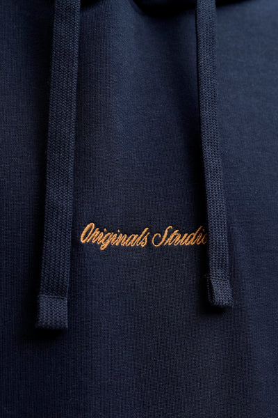 Blauwe hoodie van PREMIUM by JACK & JONES, met koorden en okerkleurig geborduurd logo.