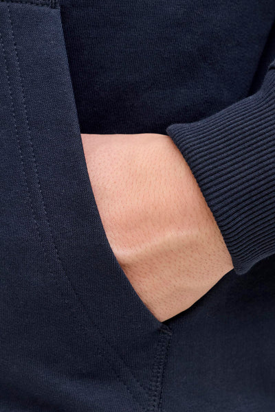 Blauwe sweater van PREMIUM by JACK & JONES, met een hand in de zak en een geribbelde mouw.