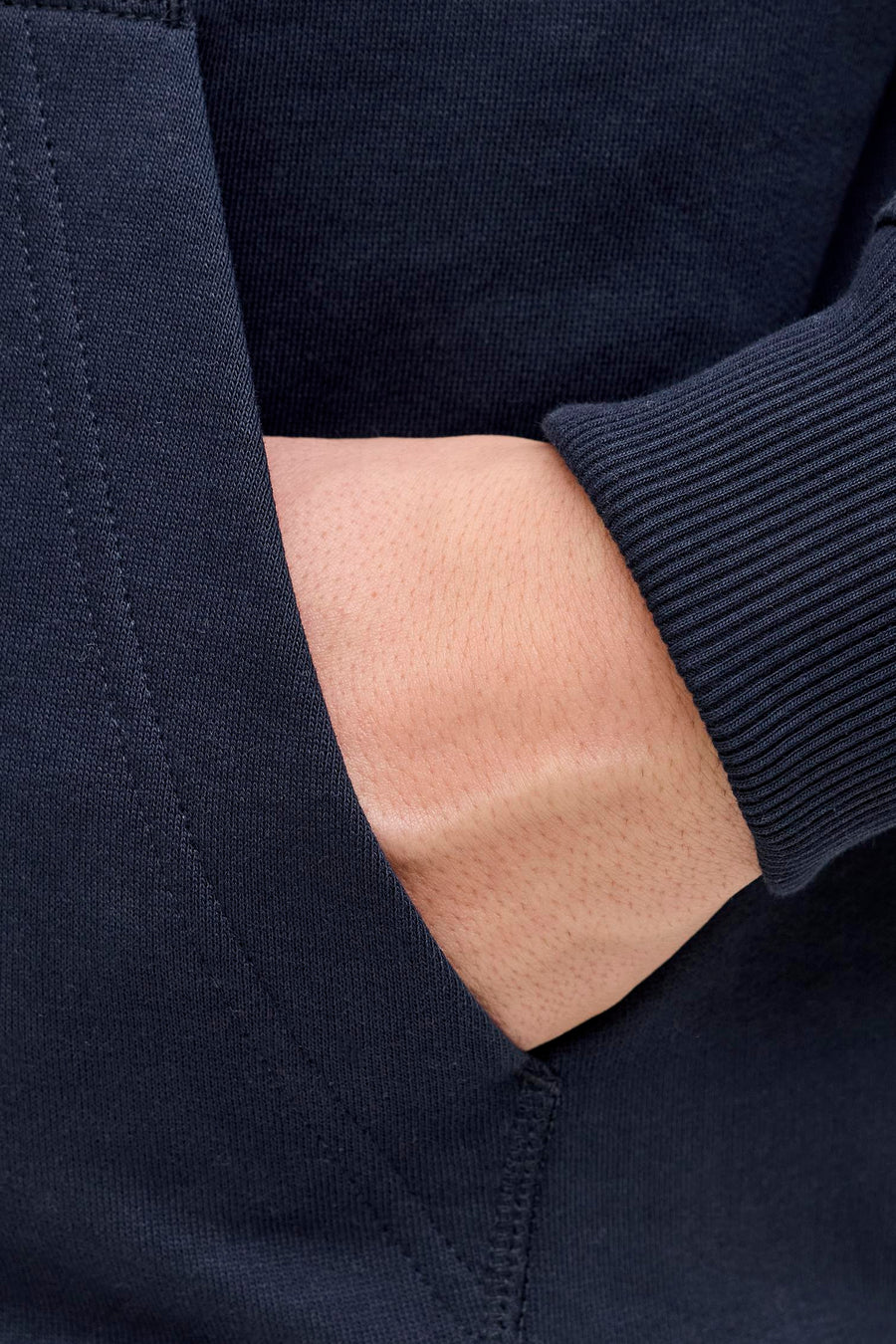 Blauwe sweater van PREMIUM by JACK & JONES, met een hand in de zak en een geribbelde mouw.