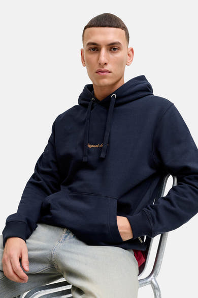 Blauwe hoodie van PREMIUM by JACK & JONES, met trekkoord en kangoeroezak, gedragen met een verbleekte spijkerbroek.