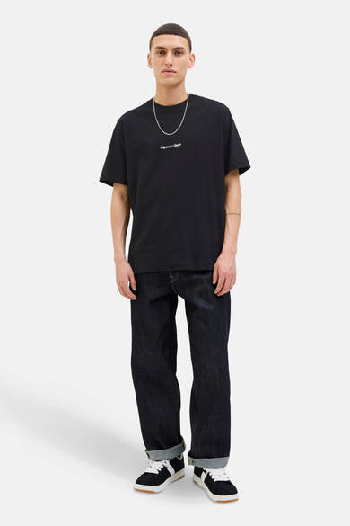 Zwart T-shirt met korte mouwen van Originals by JACK & JONES, gedragen met een wijde jeans en zwarte sneakers.