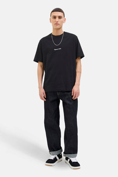 Zwart T-shirt met korte mouwen van Originals by JACK & JONES, gedragen met een wijde jeans en zwarte sneakers.