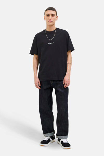 Zwart T-shirt met korte mouwen van Originals by JACK & JONES, gedragen met een wijde jeans en zwarte sneakers.