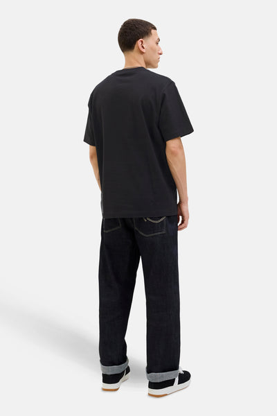 Zwart T-shirt met korte mouwen van Originals by Jack & Jones, gedragen met een wijde spijkerbroek en sneakers.