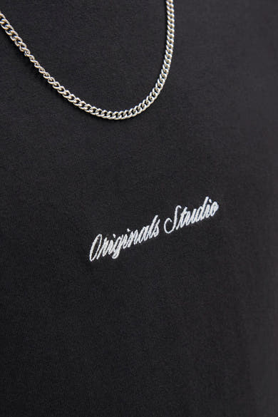Zwart T-shirt met korte mouwen van ORIGINALS BY JACK & JONES met een zilveren ketting en geborduurd logo.