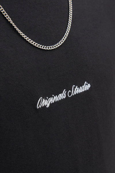 T-shirt à manches courtes noir par ORIGINALS BY JACK & JONES avec une chaîne argentée et un logo brodé.
