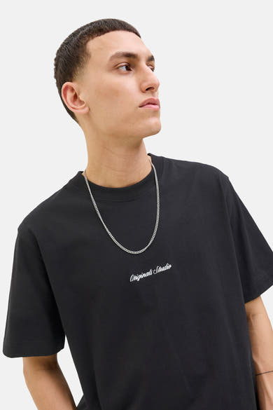 Zwart T-shirt met korte mouwen van Originals by JACK & JONES, met zichtbare zilveren halsketting.